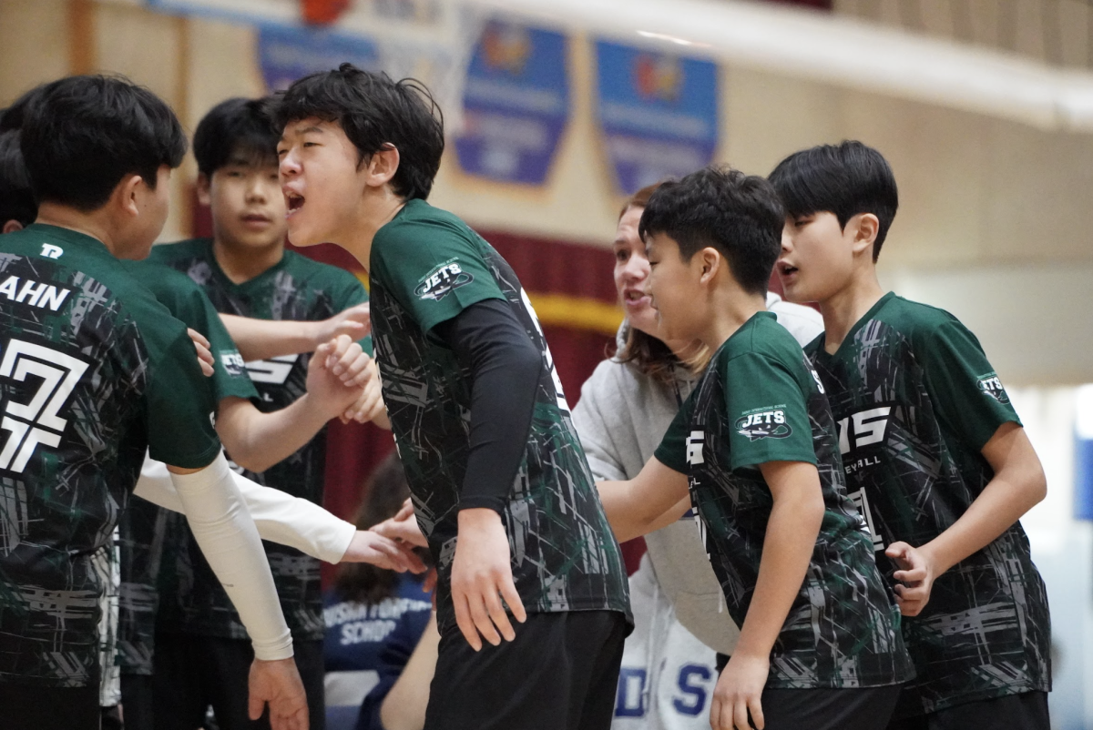 After Coach Jolly’s timeout and last-minute discussion, the boys get back into the game with solid teamwork. Entering the court, captain Charlie Park (number 23) motivates his teammates through his leadership. 